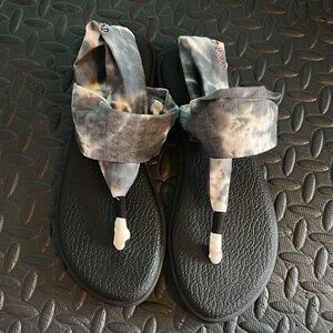 Sanuk Tie-Dye Black and Gray Sandals